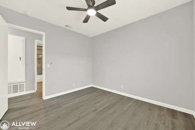 Building Photo - Newly Remodeled 4-Bedroom Gem with Spaciou...