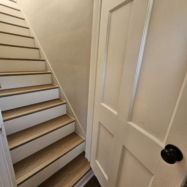 Building Photo - 3 Bedroom Bungalow w/ Updated Kitchen and Stainless-Steel Appliances. Spacious Living Room w/ Cei...