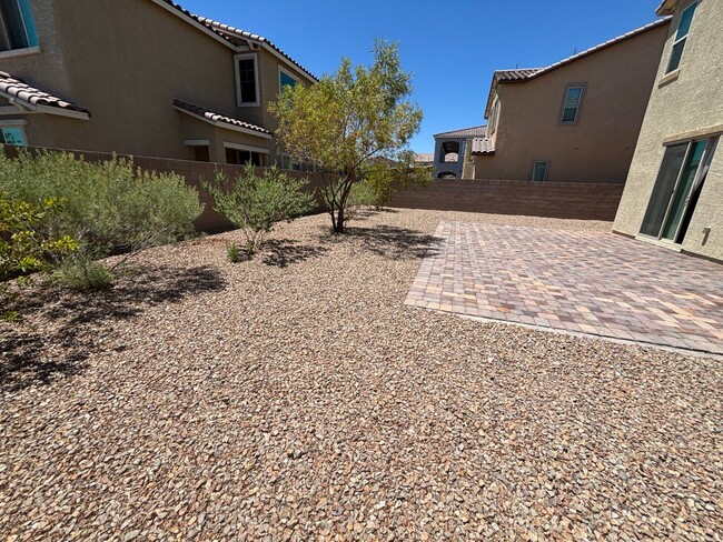 Building Photo - Charming 3-Bedroom Home with Spacious Back...