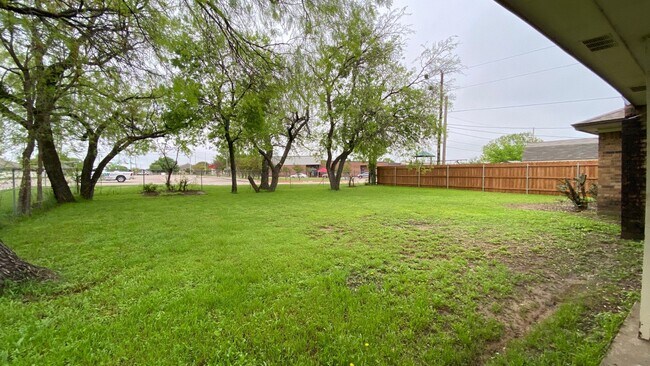 Building Photo - AVAILABLE NOW 3 BEDROOM 2 BATH HOME IN BUR...