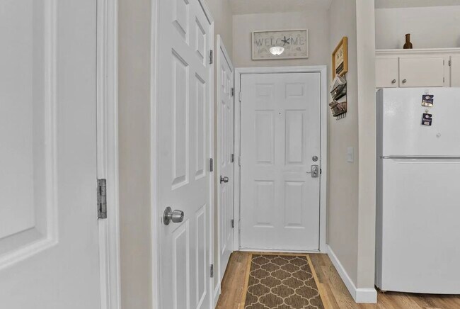 Building Photo - 504 River Oaks Dr