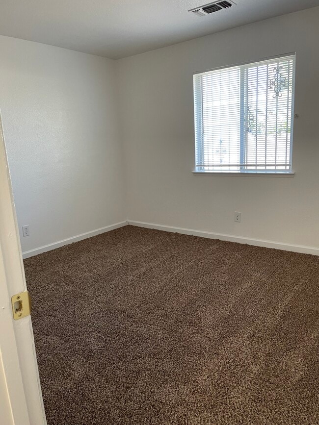 Building Photo - 819 K St