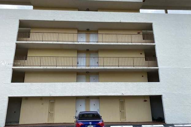 Building Photo - 8870 Fontainebleau Blvd