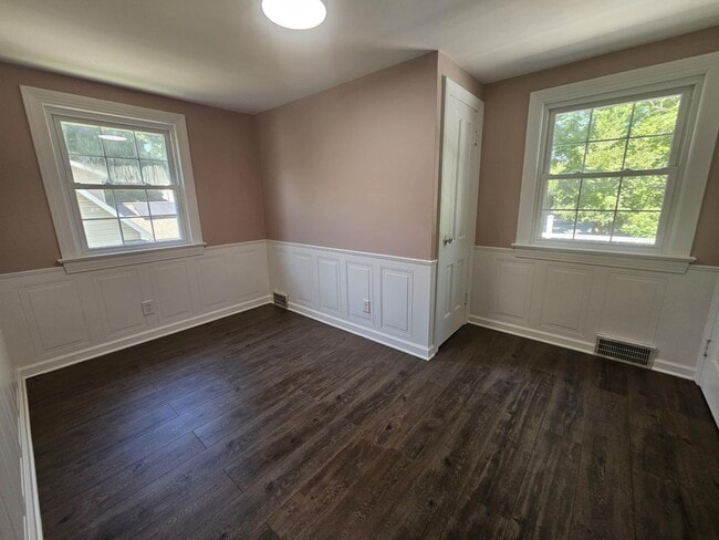 Building Photo - Spacious 5-Bedroom 2.5 Bath Home