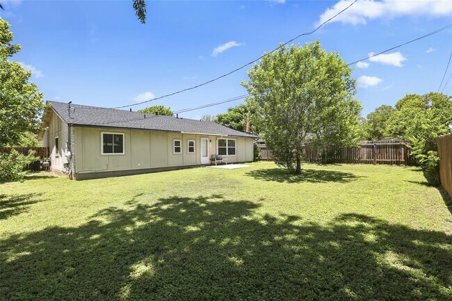 Building Photo - 1800 Cameo Dr