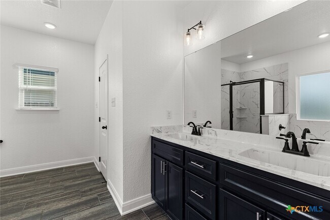 Building Photo - 1606 Flatland Trl
