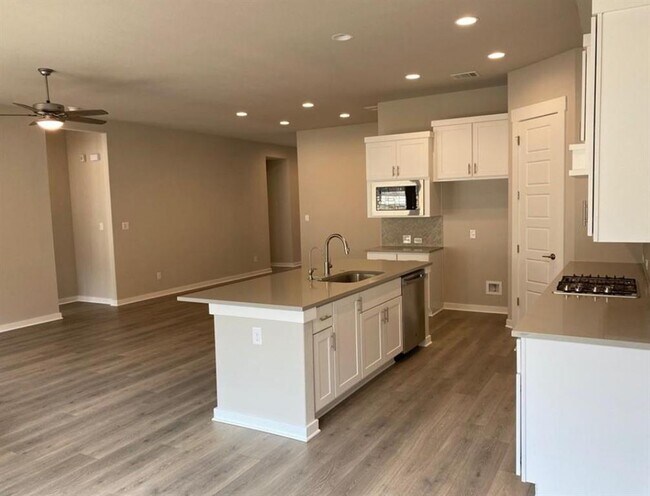 Building Photo - 124 Saturnia Dr