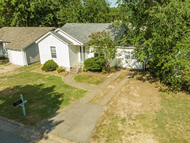 Building Photo - Freshly Updated 3 Bedroom House