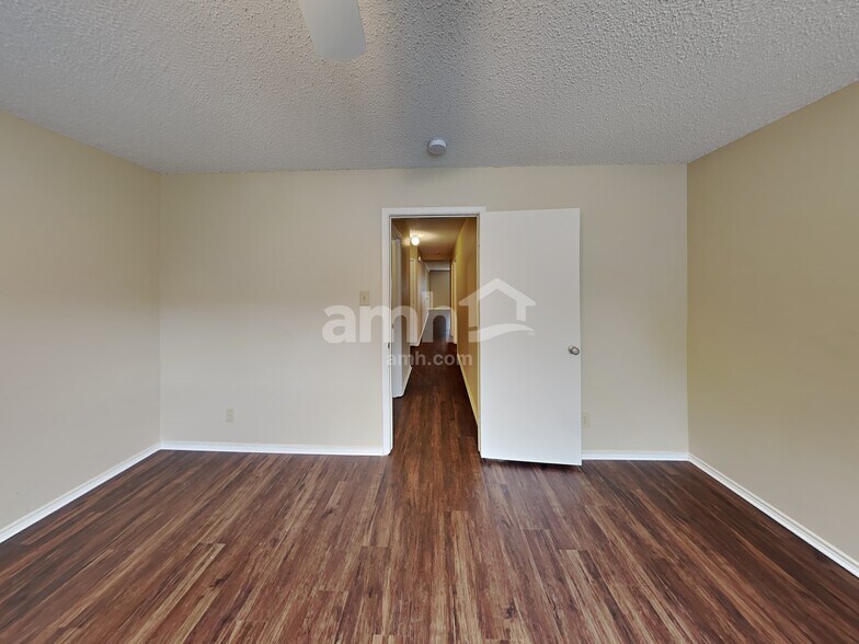 Building Photo - 2231 Creekside Bend