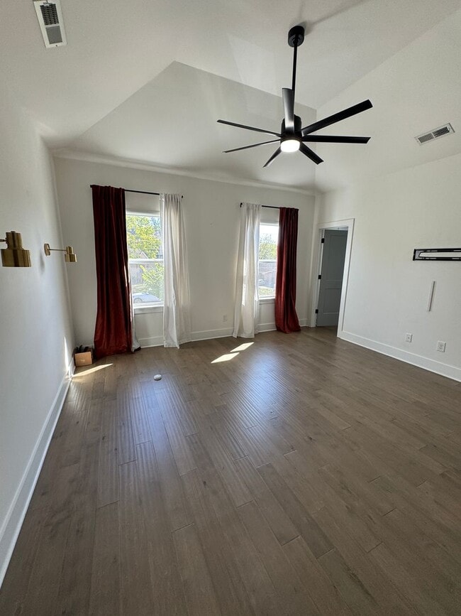 Building Photo - 3 bed. 2.5 bath in East Nashville ready fo...