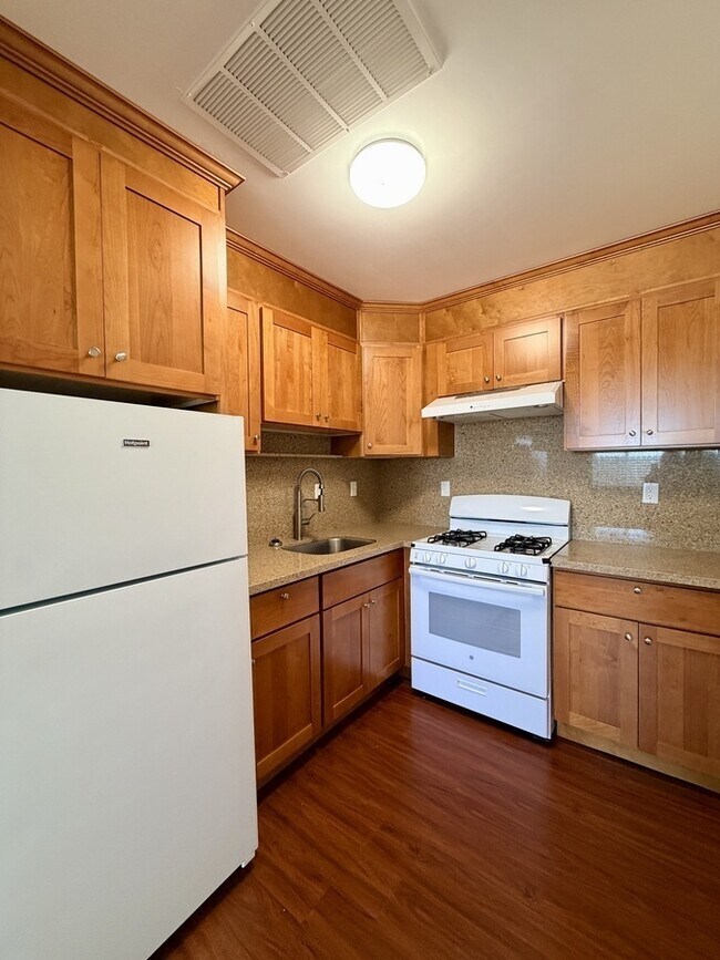 Building Photo - 17 Oakridge Dr