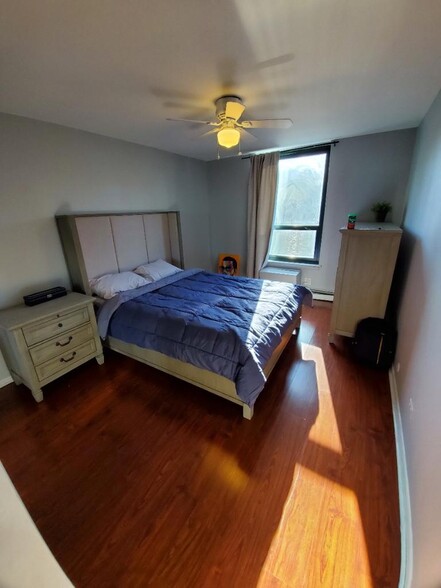 bedroom - 3900 N Pine Grove Ave