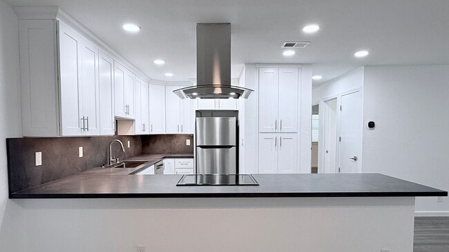 Building Photo - NEWLY RENOVATED---- 2BD/1BA, End Unit TH in Twin Creeks Garden, San Ramon- Available Now!