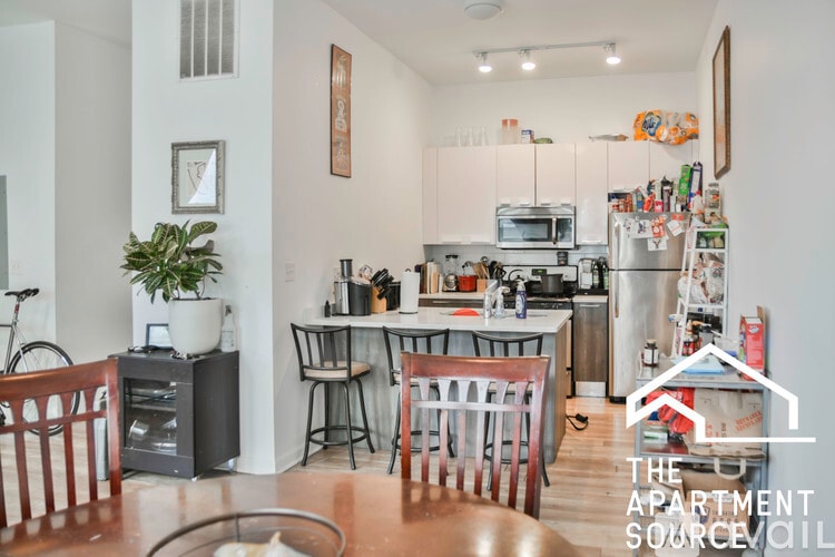 Building Photo - 2700 W North Ave