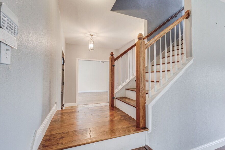 Building Photo - 6107 Lakecrest Dr