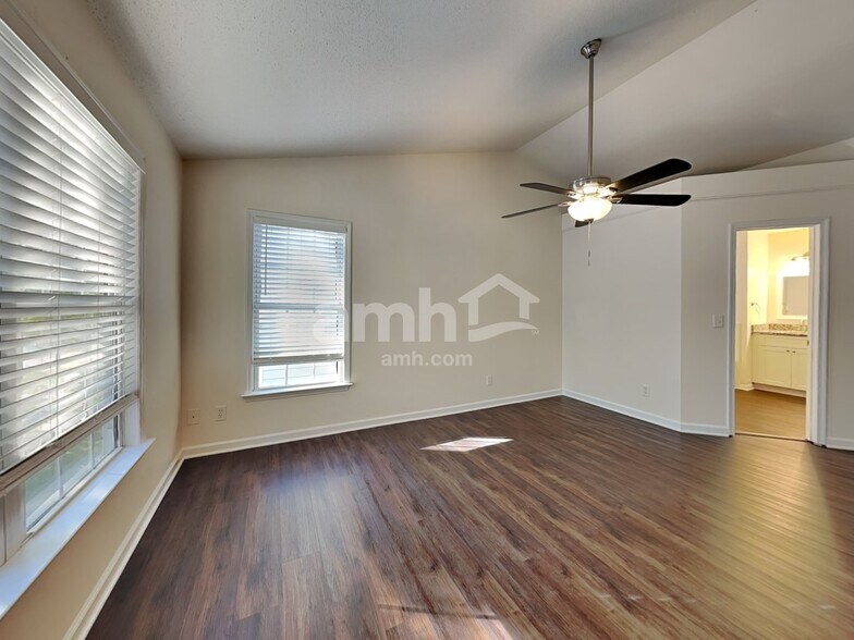 Building Photo - 5918 Highland Grove Dr