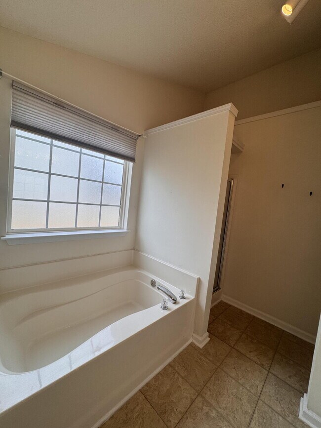 Building Photo - Spacious 3BR Home with Large Fenced Yard – Prime Simpsonville Location!