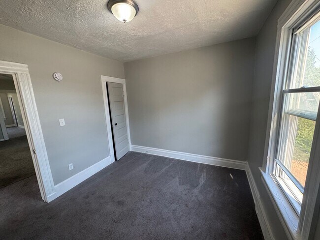 Building Photo - 4068 E 74th St