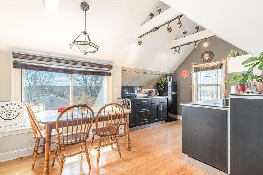 Building Photo - 39 Melvin St