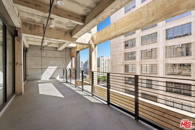 Building Photo - 808 S Broadway