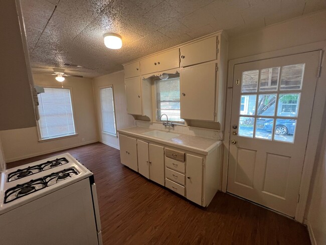 Building Photo - 2 Bed 1 Bath - CLOSE TO DENTON SQUARE