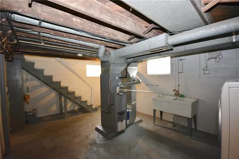 Building Photo - 144 Oak St