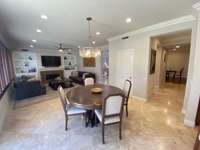 Building Photo - Luxurious 4 Bedroom Fullerton House For Re...