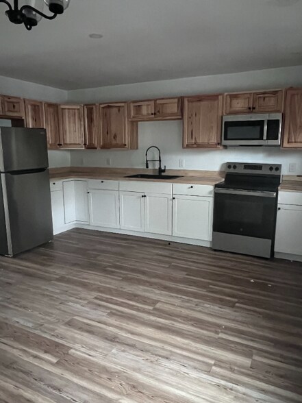 Building Photo - 672 Main Rd