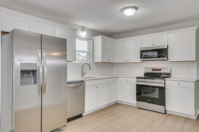 Building Photo - 208 Foxdale Dr