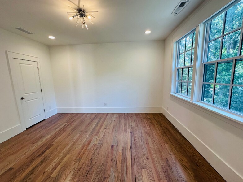 Building Photo - 2820 Hillside Springs Dr