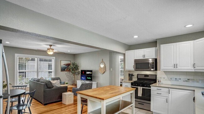 Building Photo - Charming 2-bedroom, 1-bathroom apartment!