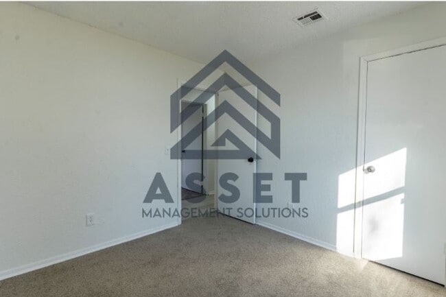 Building Photo - 5 Bedroom House Available Now