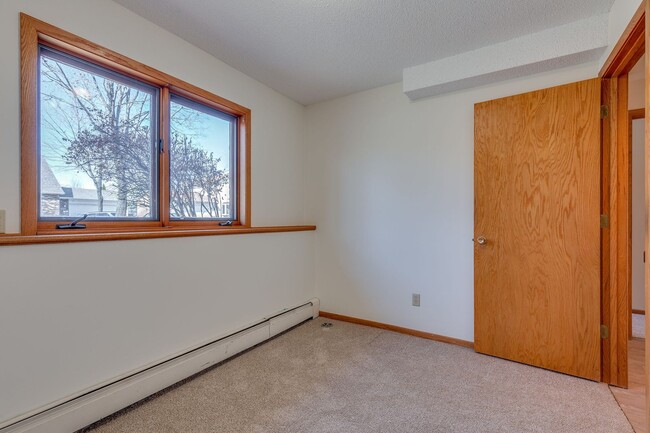 Building Photo - 4bd PLUS OFFICE 2ba 2car garage overlookin...