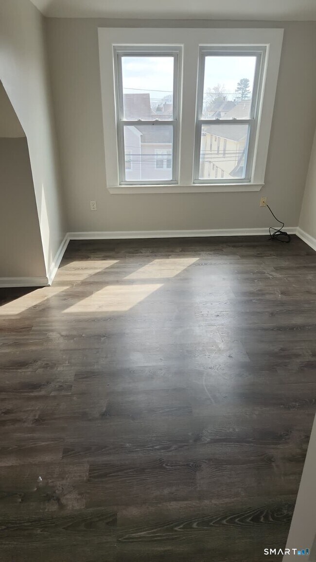 Building Photo - 67 Beardsley Park Terrace