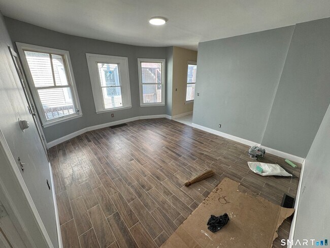 Building Photo - 107 Fremont St