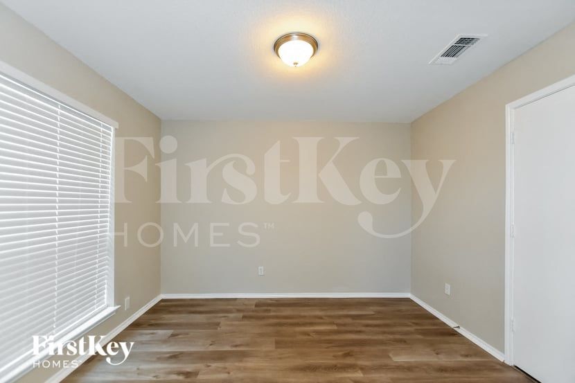 Building Photo - 1519 Cedarcrest Cir