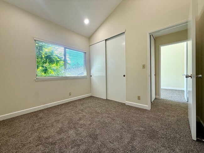 Building Photo - 105 Walnut Hill Ct