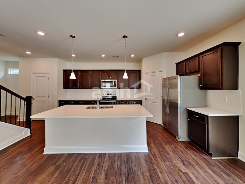 Building Photo - 899 Carnaby Ln