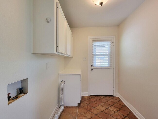 Building Photo - BEAUTIFUL LARGE 4 BEDROOM 2.5 BATH HOME