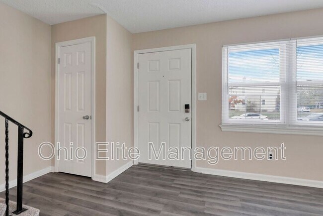 Building Photo - 898 Racine Ave