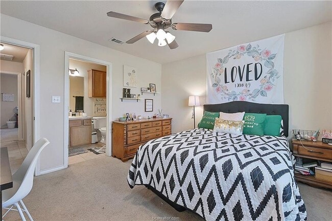 Building Photo - AUGUST PRE-LEASE!! 3 Bed, 3 Bath 2.5 miles from campus!