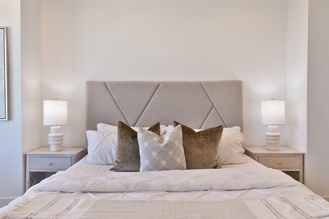 Building Photo - 1018A W 15th 1/2 St