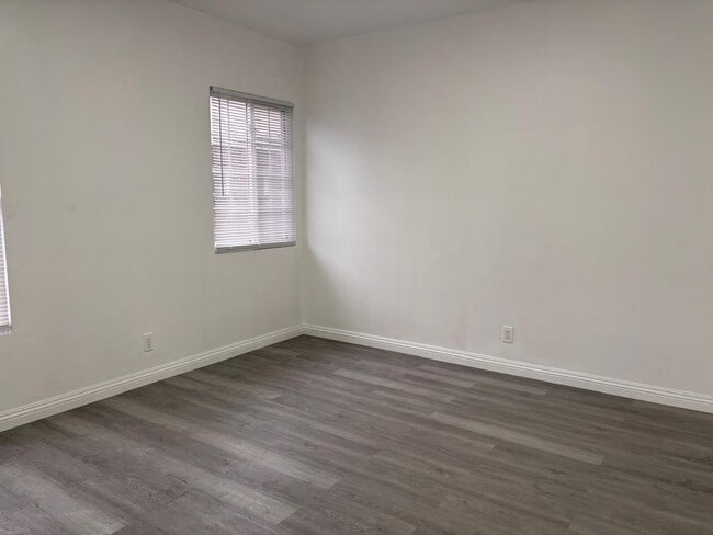Building Photo - Charming 1-bedroom, 1-bath apartment located in a desirable area of Burbank.