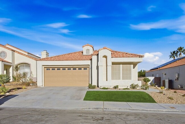 Building Photo - STUNNING DESERT SHORES MINUTES FROM THE LAKES!!!