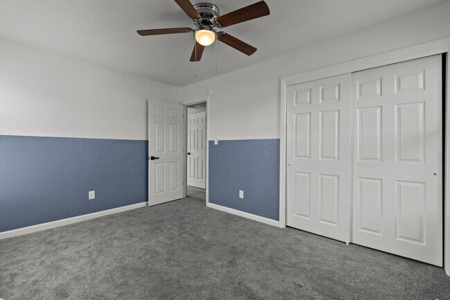 Building Photo - 871 Riverbend Rd