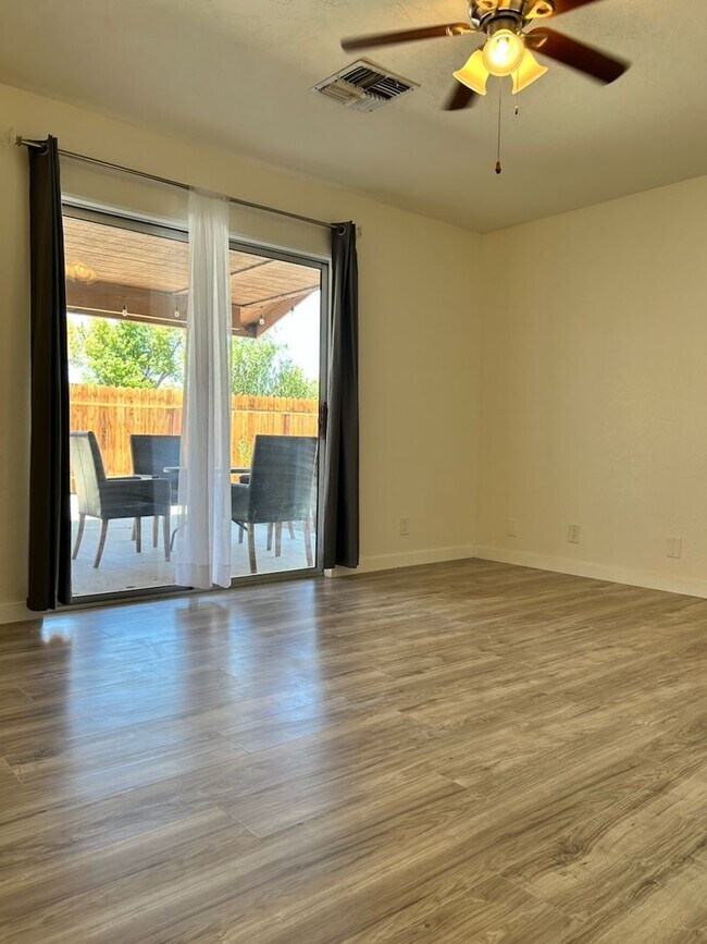 Building Photo - Please contact Vaughn Realty to set up an ...