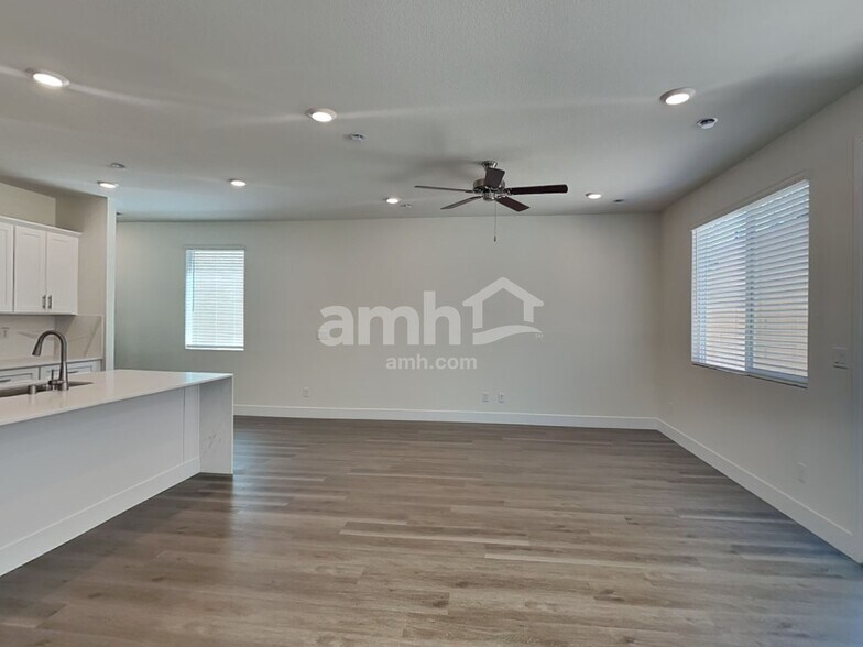 Building Photo - 10367 Bee Balm St