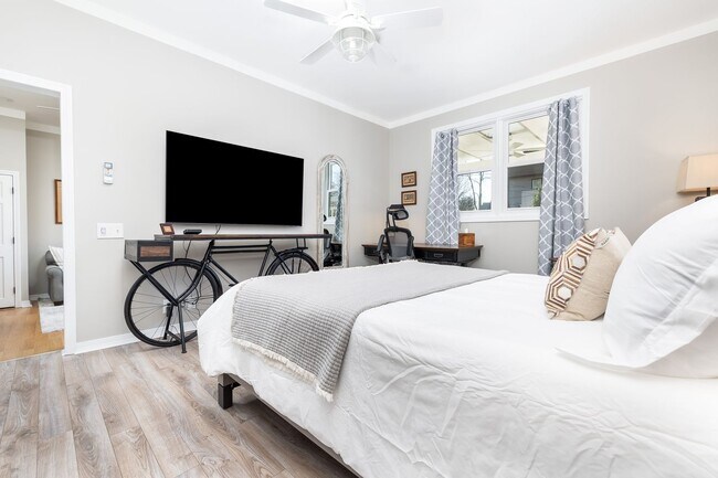 Building Photo - Fully Furnished Cottage by Yale
