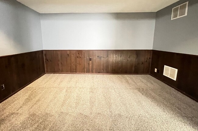 Building Photo - Beautiful walk-out ranch!