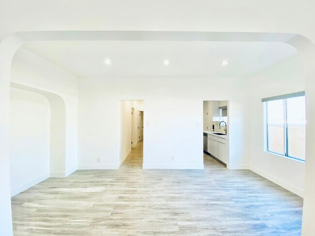 Building Photo - 627 Brittania St